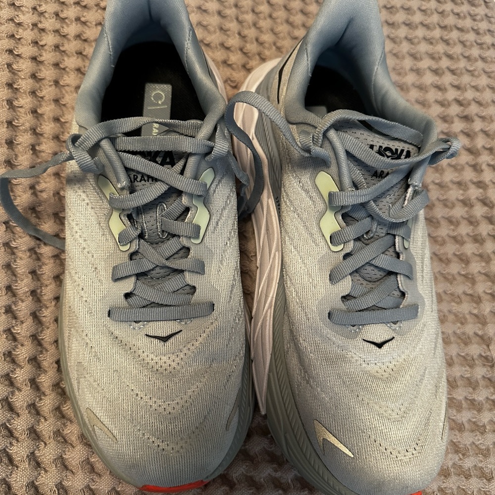 Hoka Women’s 6.5 wide Arahi 6. Worn once.